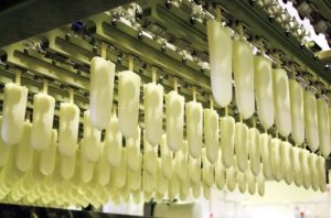 白州工場内でのアイスクリーム製造