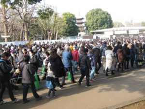 シャンシャン を見るために整理券を貰う行列