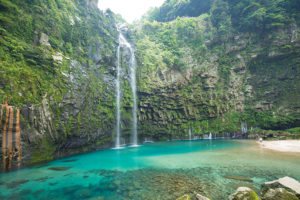 エメラルドグリーンに染まる雄川の滝