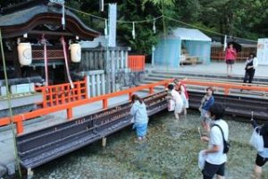 御手洗社（井上社）前の祭壇1