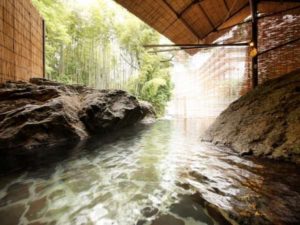 思い出浪漫館 滝川沿いにある源泉かけ流しの渓流露天風呂