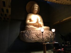 空中に浮いているような池袋大仏