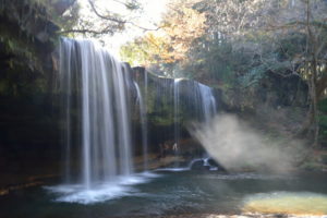 木漏れ日に照らされた鍋ヶ滝