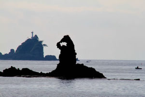 静岡県西伊豆町大田子海岸のゴジラ岩
