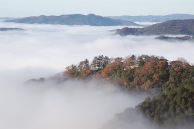 朝霧に包まれた備中松山城