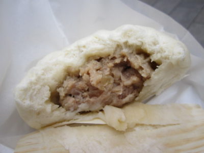 「萬珍樓大通店」の肉まん