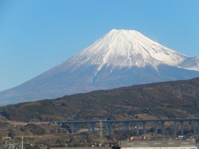 新幹線から富士山を見る