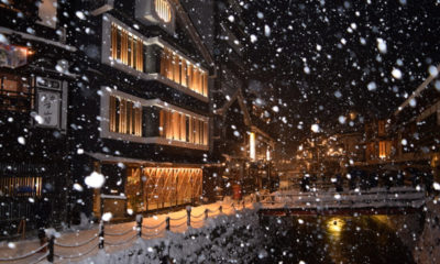 雪が舞い散る銀山温泉