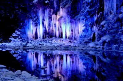 三十槌の氷柱のライトアップ１