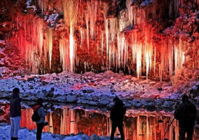 三十槌の氷柱のライトアップ２