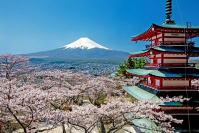 桜の季節の新倉山浅間神社