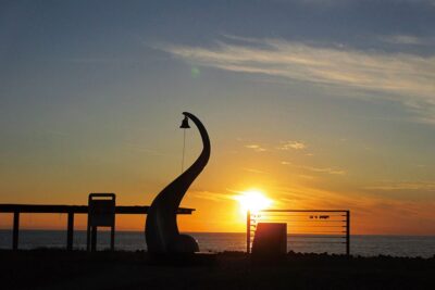 瀬波温泉海岸にあるモニュメントからの夕日